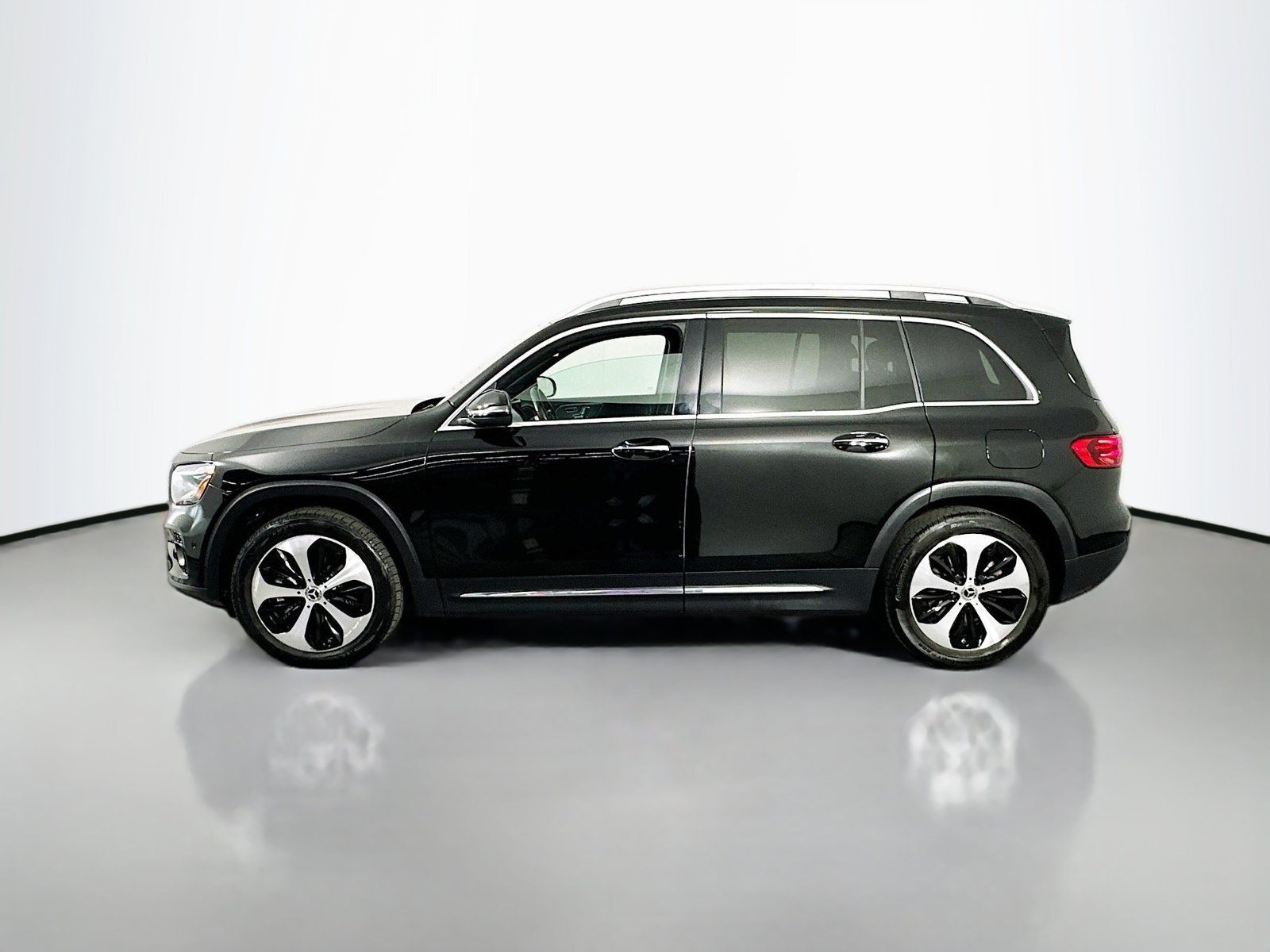 Used 2025 Black Mercedes-Benz GLB 250 image 3
