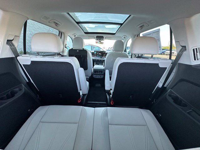 New 2027 White Volkswagen SE w/Technology image 19