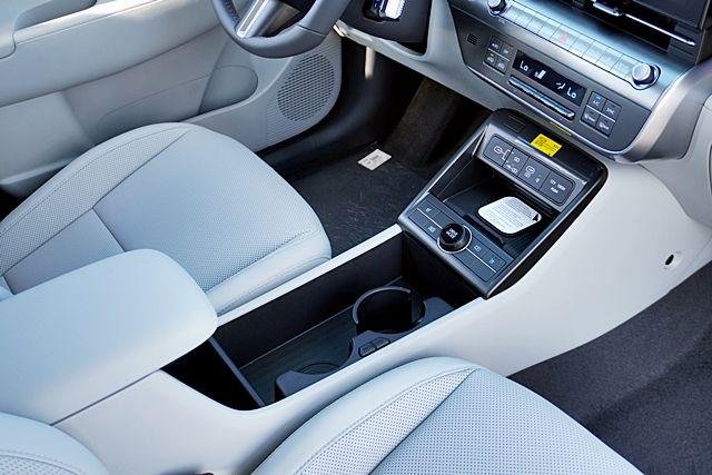 New 2026 White Hyundai SEL Premium FWD image 13