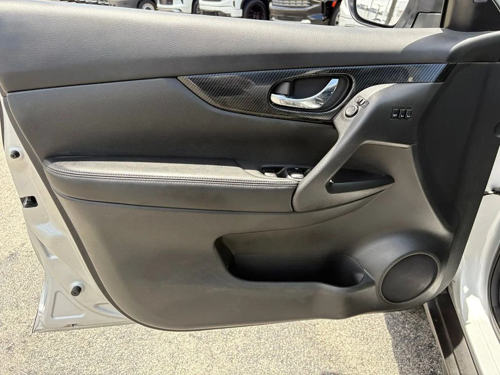 Used 2018 Silver Nissan SL image 24