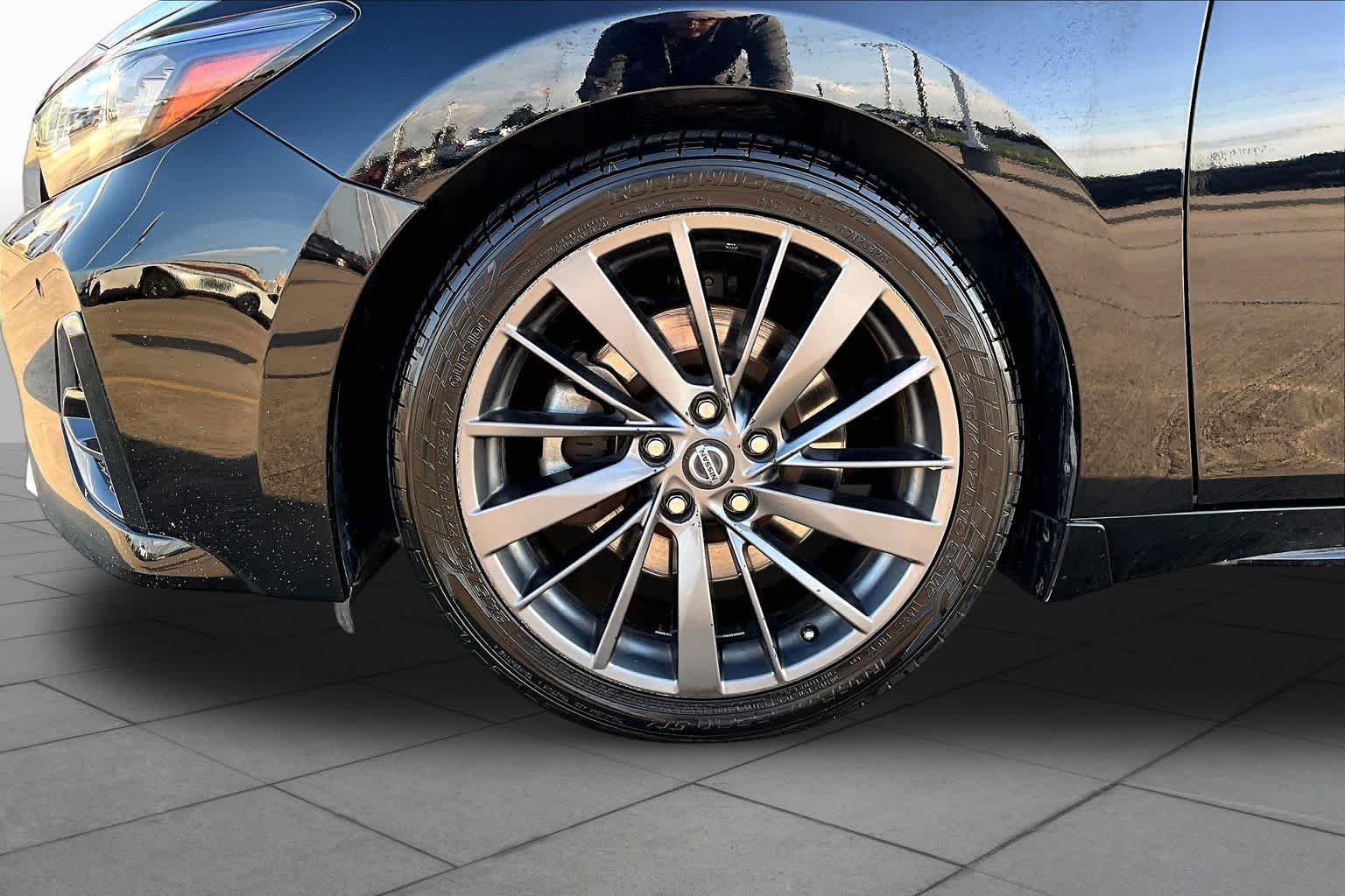 Used 2020 Super Black Nissan Platinum image 10