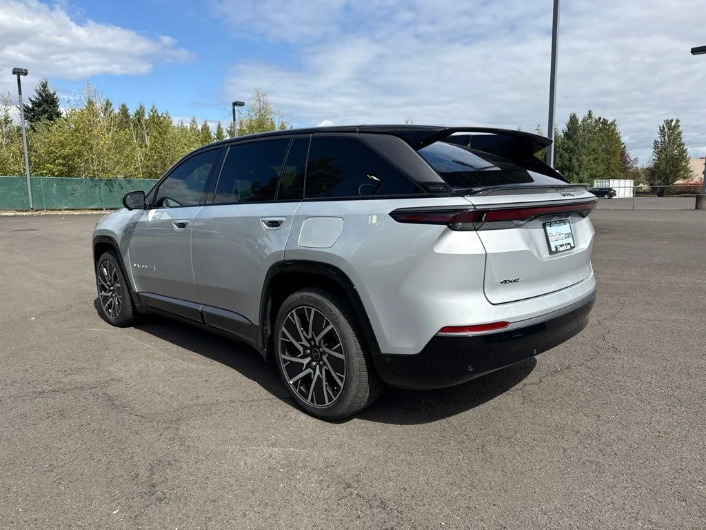 Used 2025 Silver Zynith Clearcoat Jeep Limited image 5