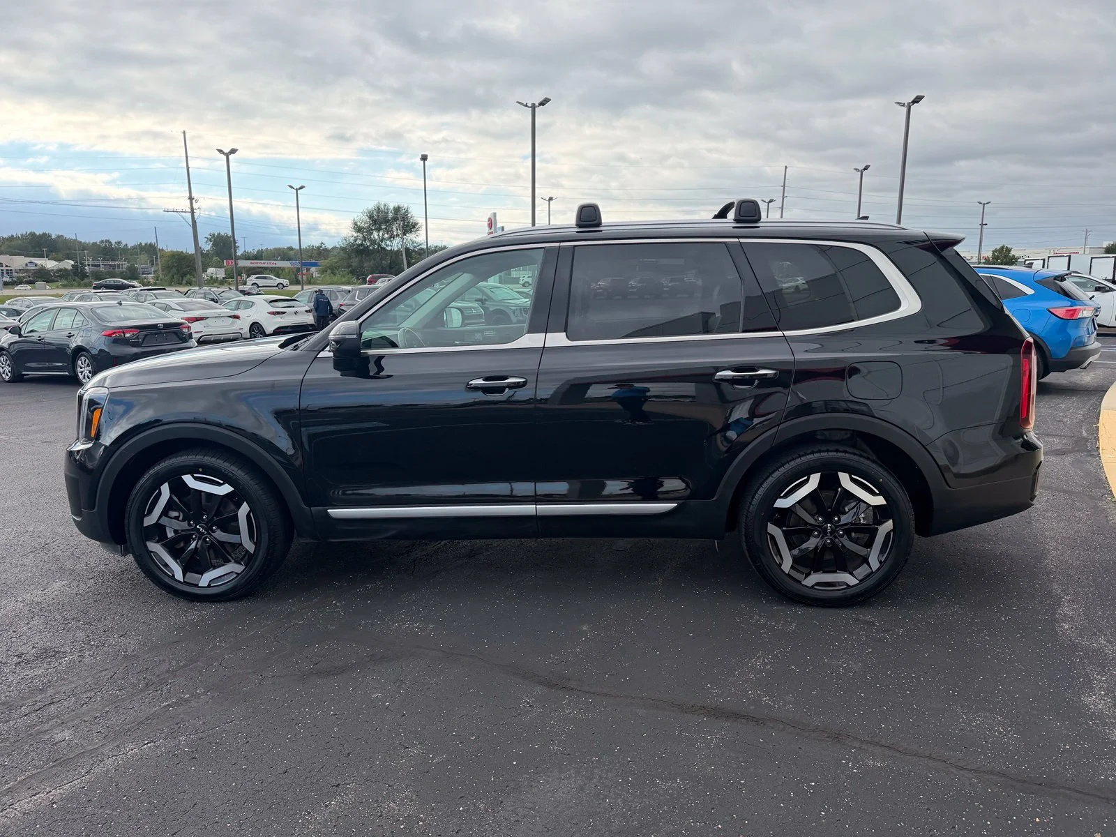 Used 2025 Black Kia S image 6