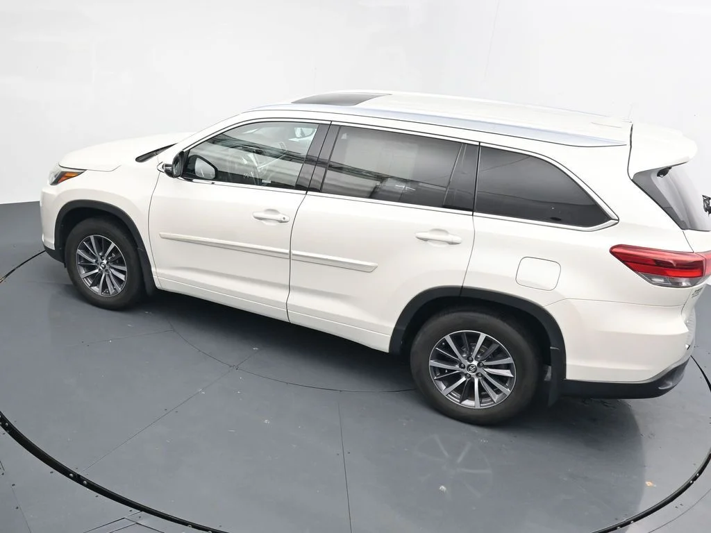 Used 2018 White Toyota XLE image 27