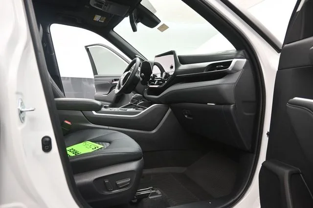 New 2026 Wind Chill Pearl <sup>1</sup> Toyota  XSE image 15