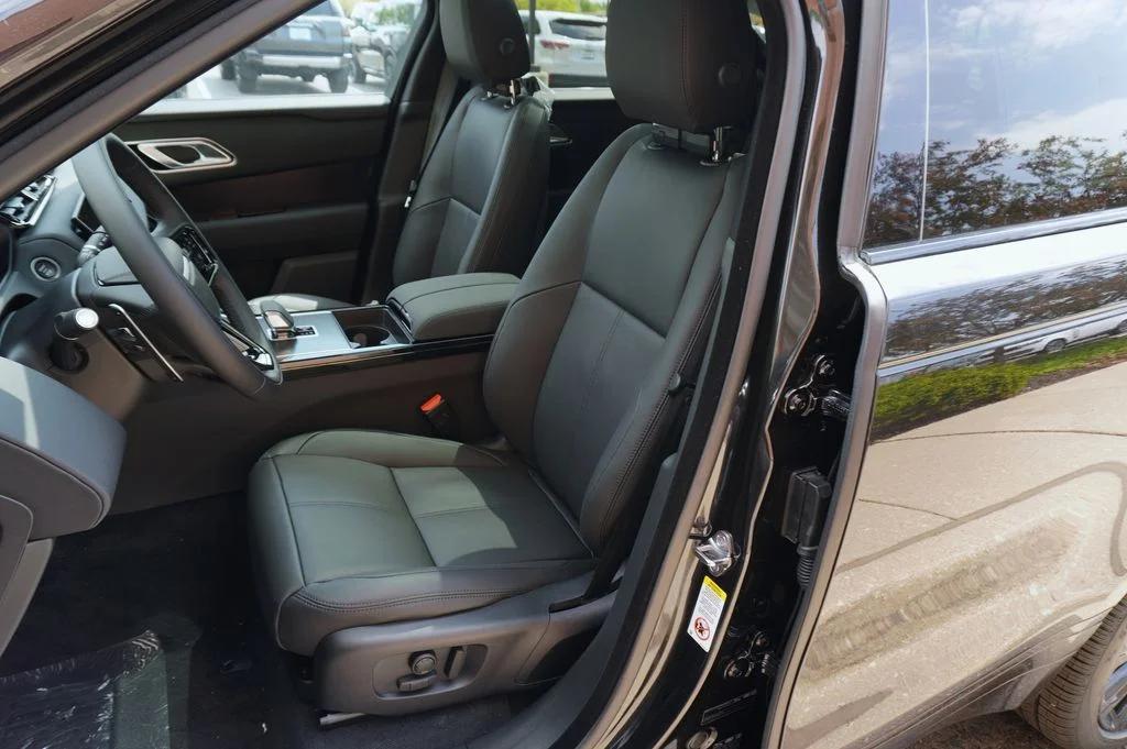 New 2026 Santorini Black Land Rover Dynamic SE image 14