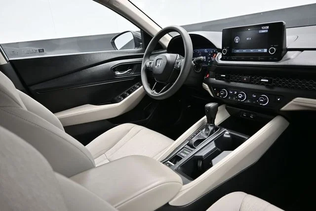 Used 2025 White Honda SE image 14