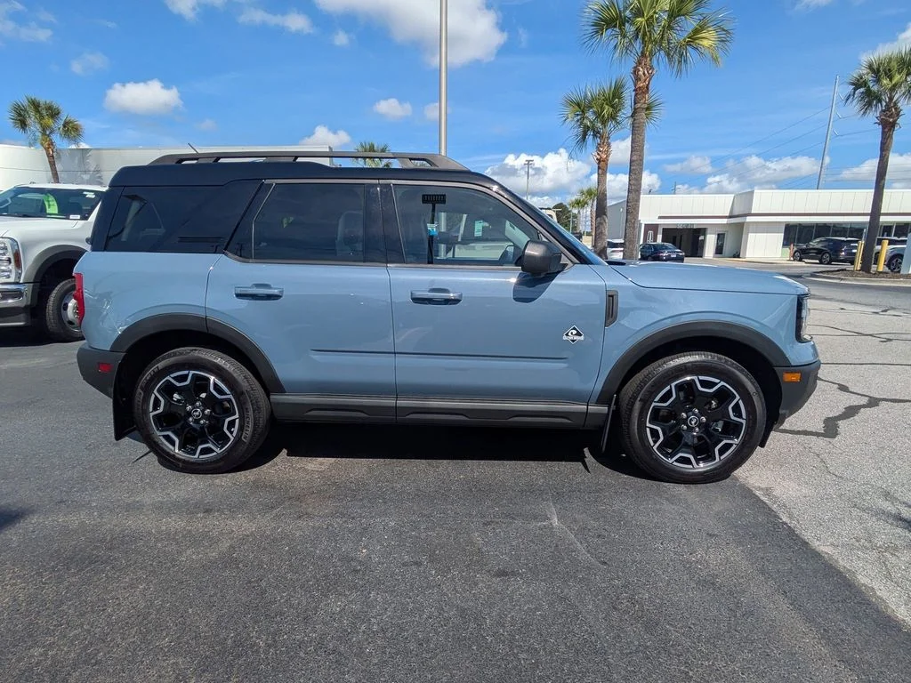 Used 2025 Azure Gray Metallic Ford Outer Banks image 3
