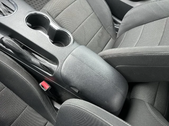 Used 2016 White Ford V6 image 21