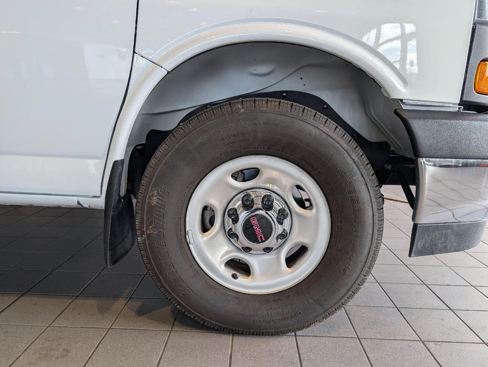 Used 2025 Summit White GMC Work Van image 13