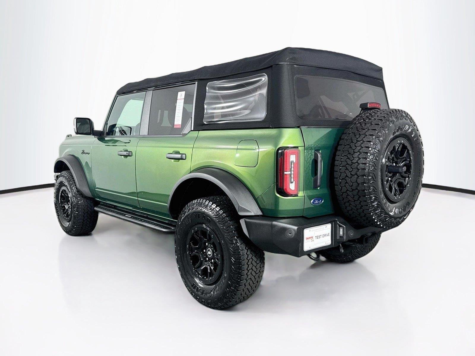 Used 2022 Eruption Green Metallic Ford Wildtrak image 13
