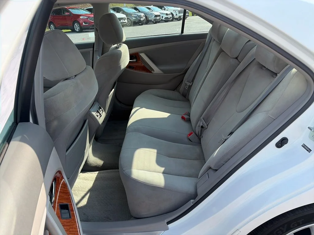 Used 2009 White Toyota XLE image 23