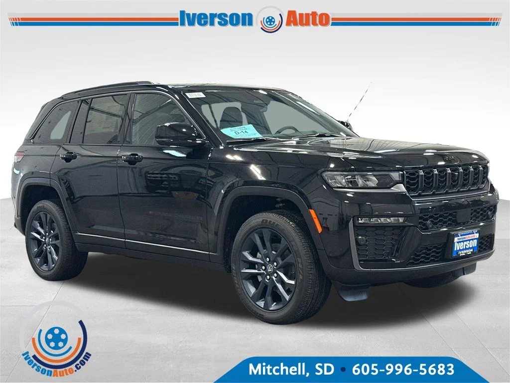 New 2026 Diamond Black Crystal Pearl-Coat Exterior Paint Jeep Limited image 1