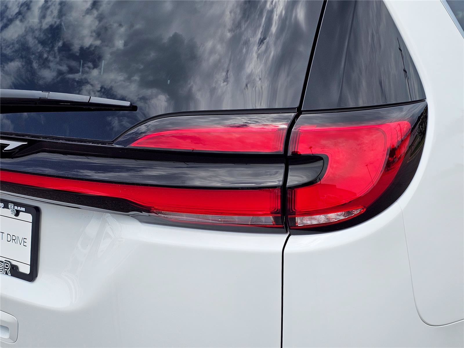 New 2027 Bright White Clearcoat Chrysler Select image 9