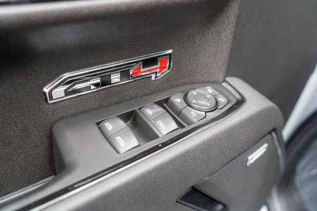 Used 2025  GMC AT4 image 23