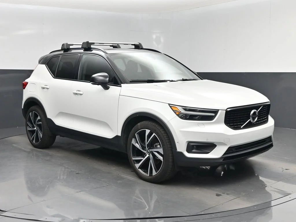 Used 2022 White Volvo R-Design image 1
