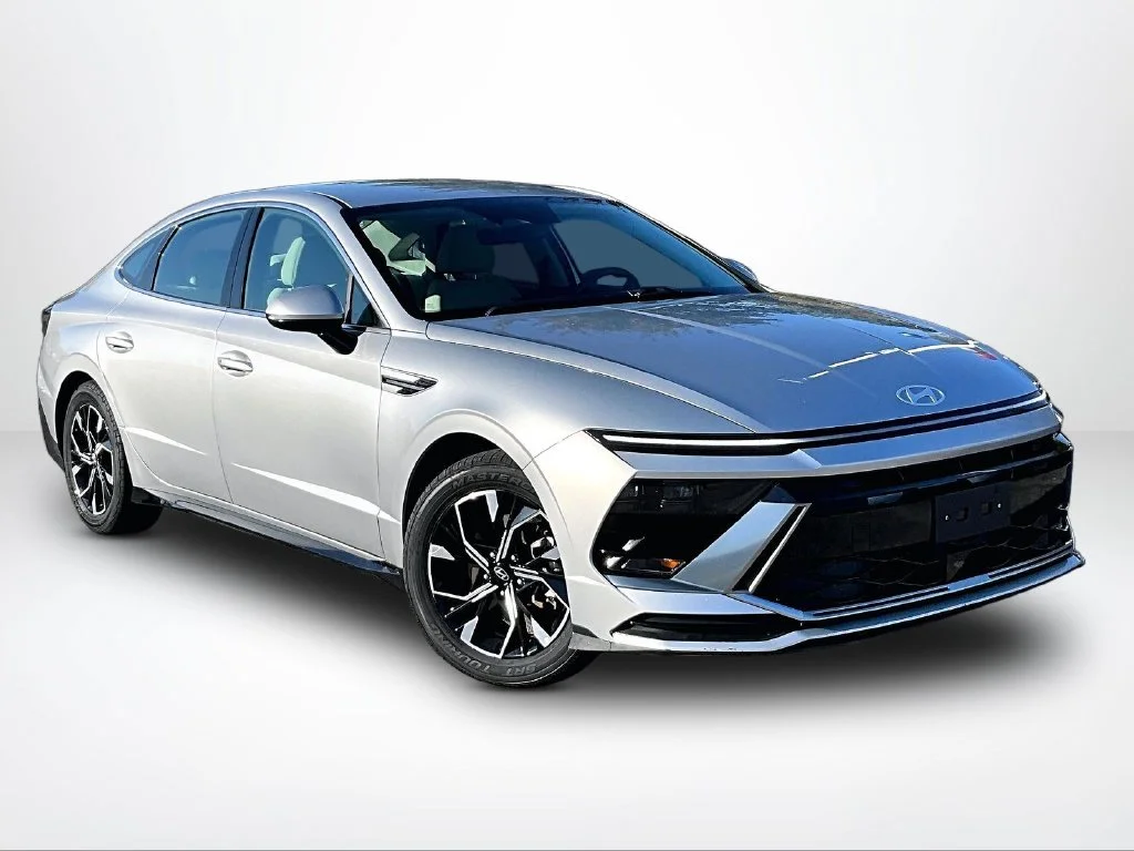 Used 2025 Silver Hyundai SEL image 13