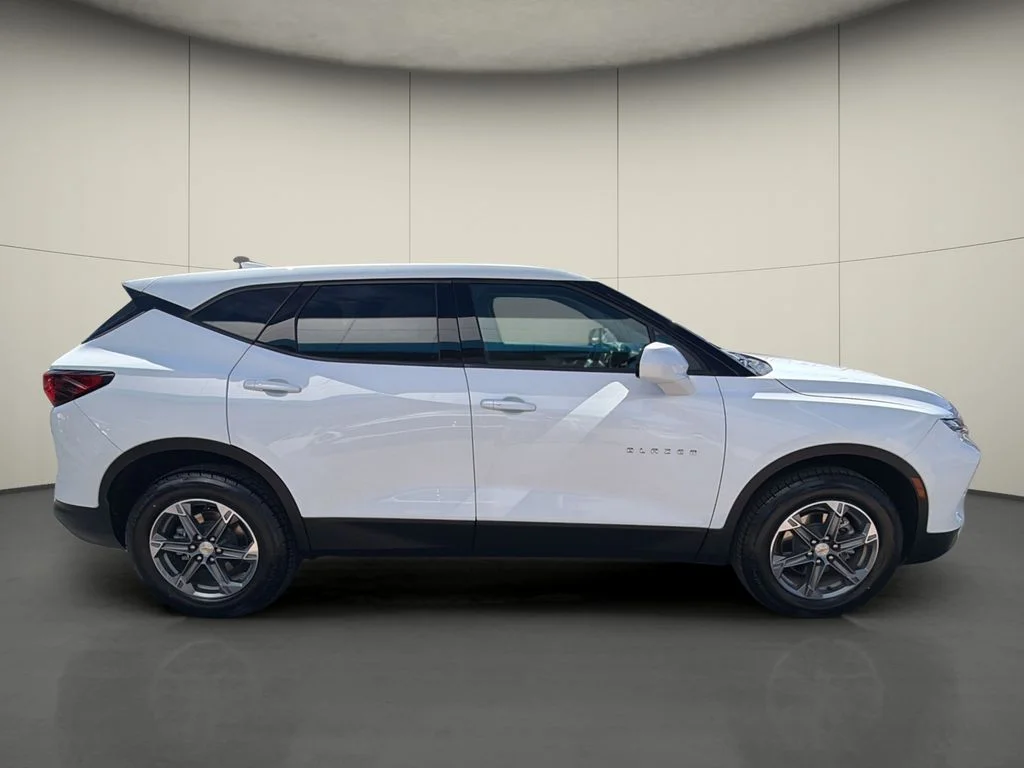 Used 2025 White Chevrolet LT image 8