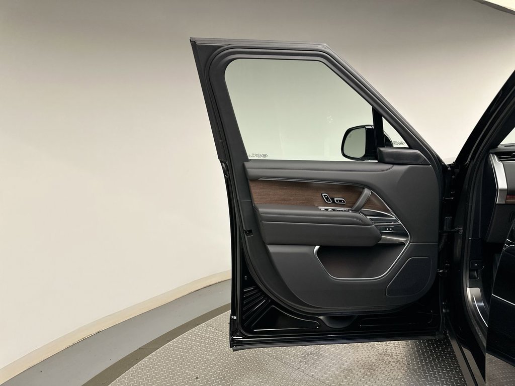 New 2027 Santorini Black Land Rover SE image 9