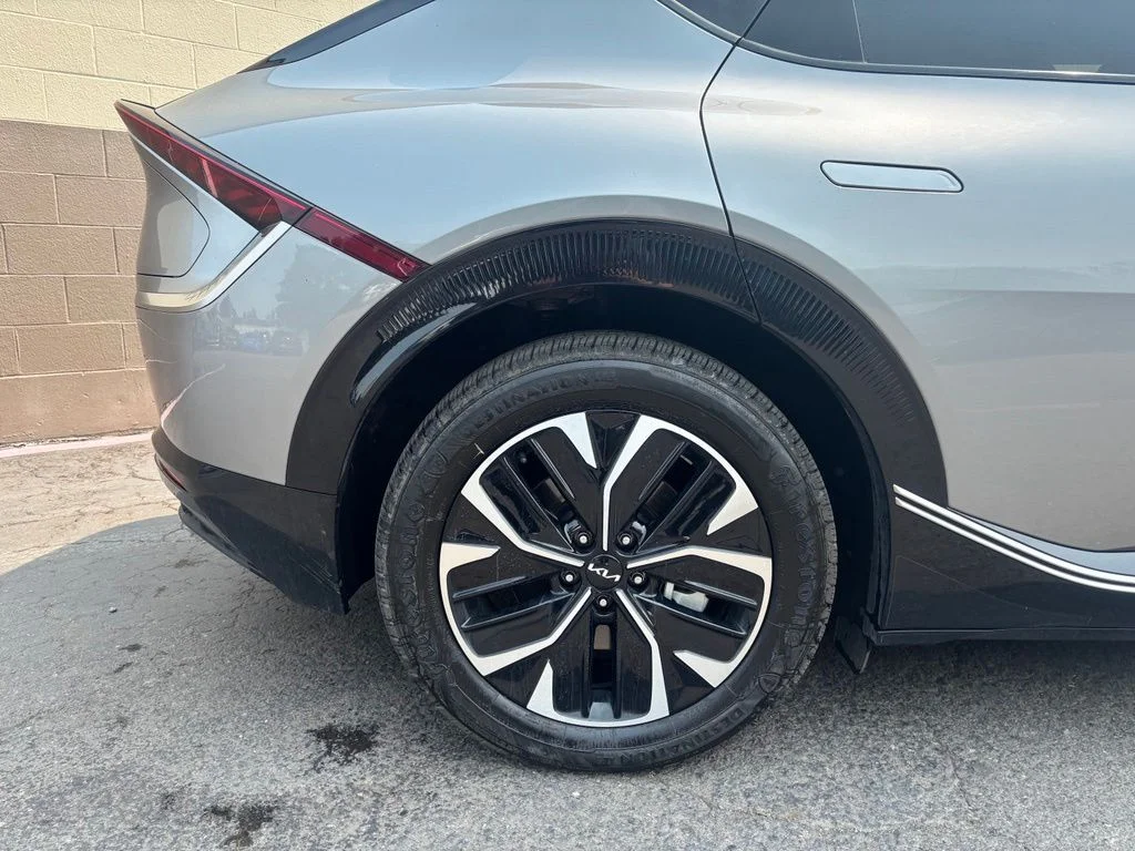 Used 2024 Steel Gray Kia Wind image 4