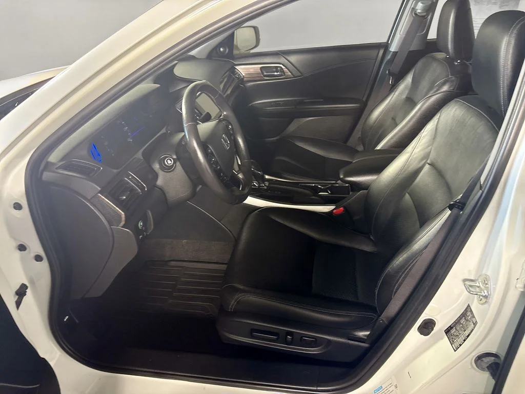 Used 2017 White Honda Touring image 11