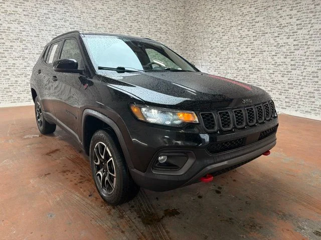 Used 2024 Diamond Black Crystal Pearlcoat Jeep Trailhawk image 9