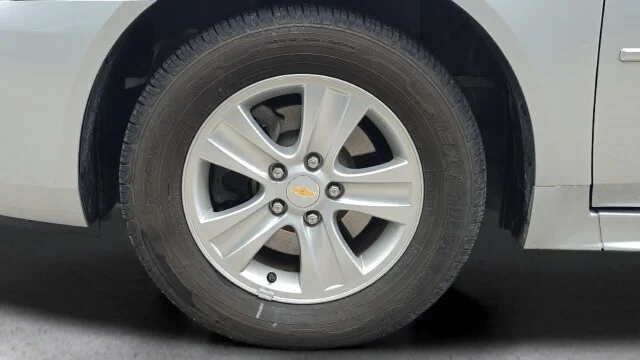 Used 2014 Silver Ice Metallic Chevrolet LS image 20