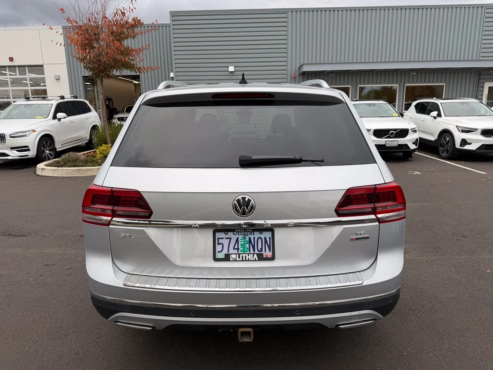 Used 2018 Silver Volkswagen SEL Premium image 4