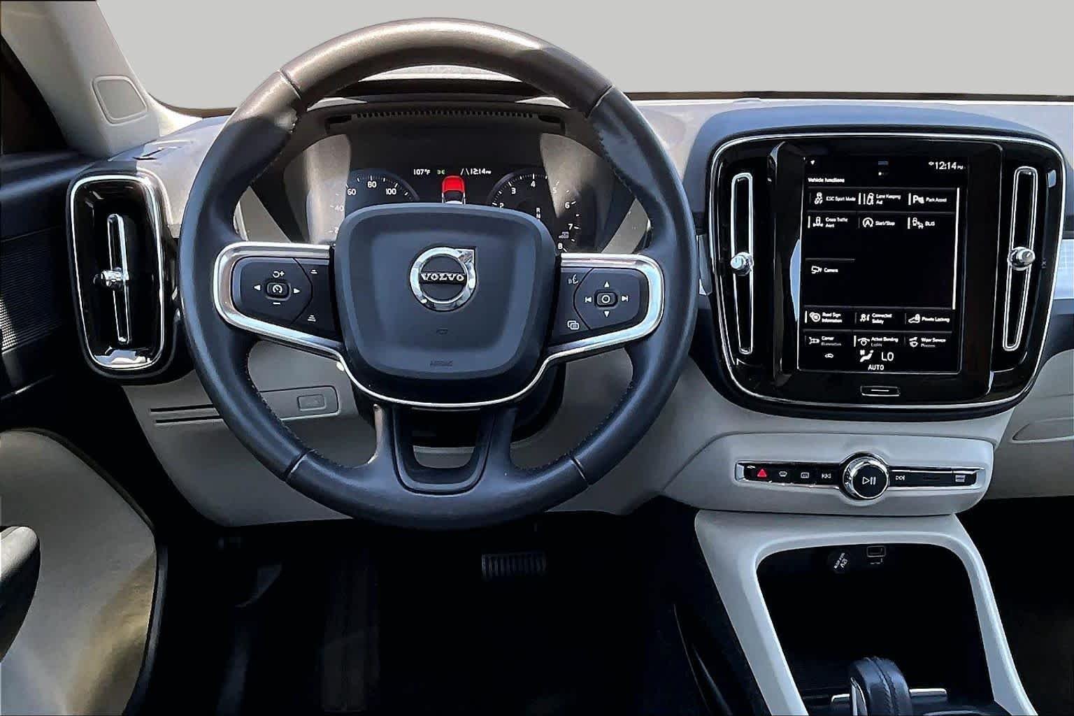 Pre-Owned 2021 Volvo XC40 Momentum