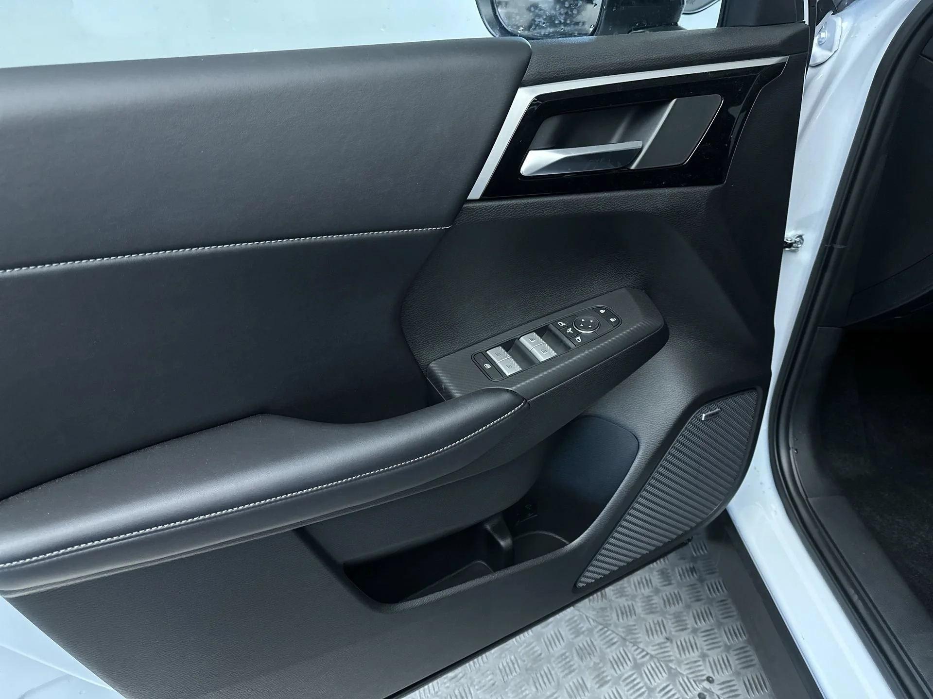 New 2026 White Diamond/Black Roof Mitsubishi Trail Edition image 14
