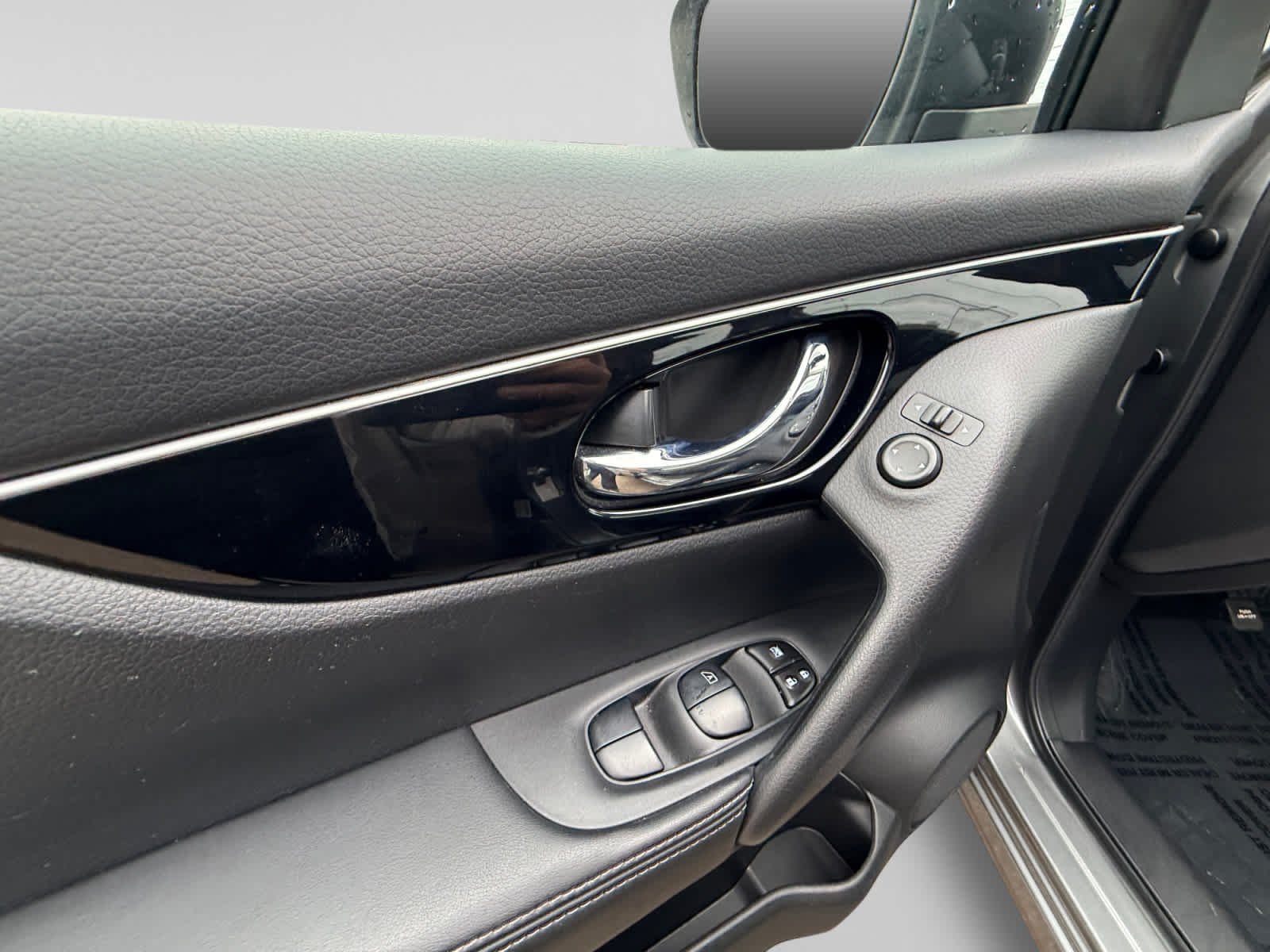 Used 2017 Gun Metallic Nissan SL image 10