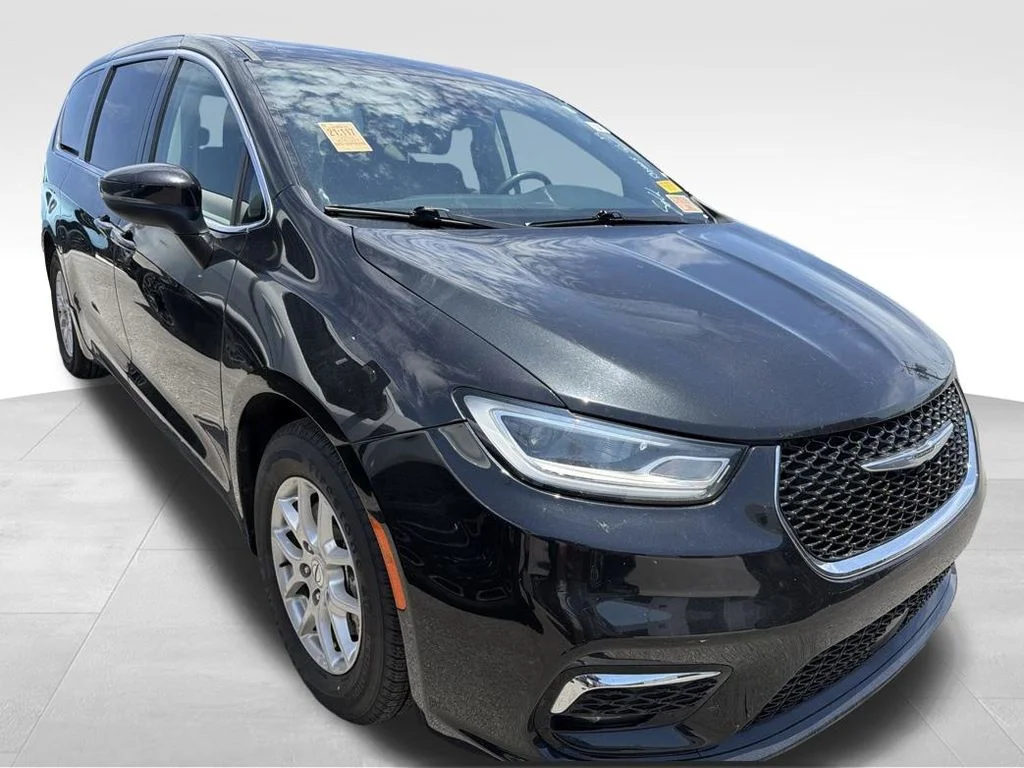 Used 2023 Black Chrysler Touring L image 23