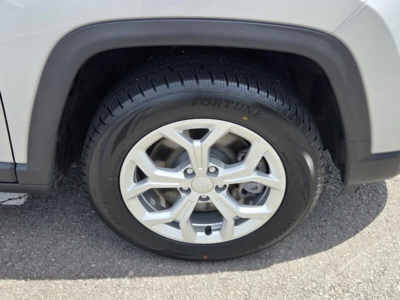 Used 2024 Silver Zynith Metallic Clearco JEEP LATITUDE image 18