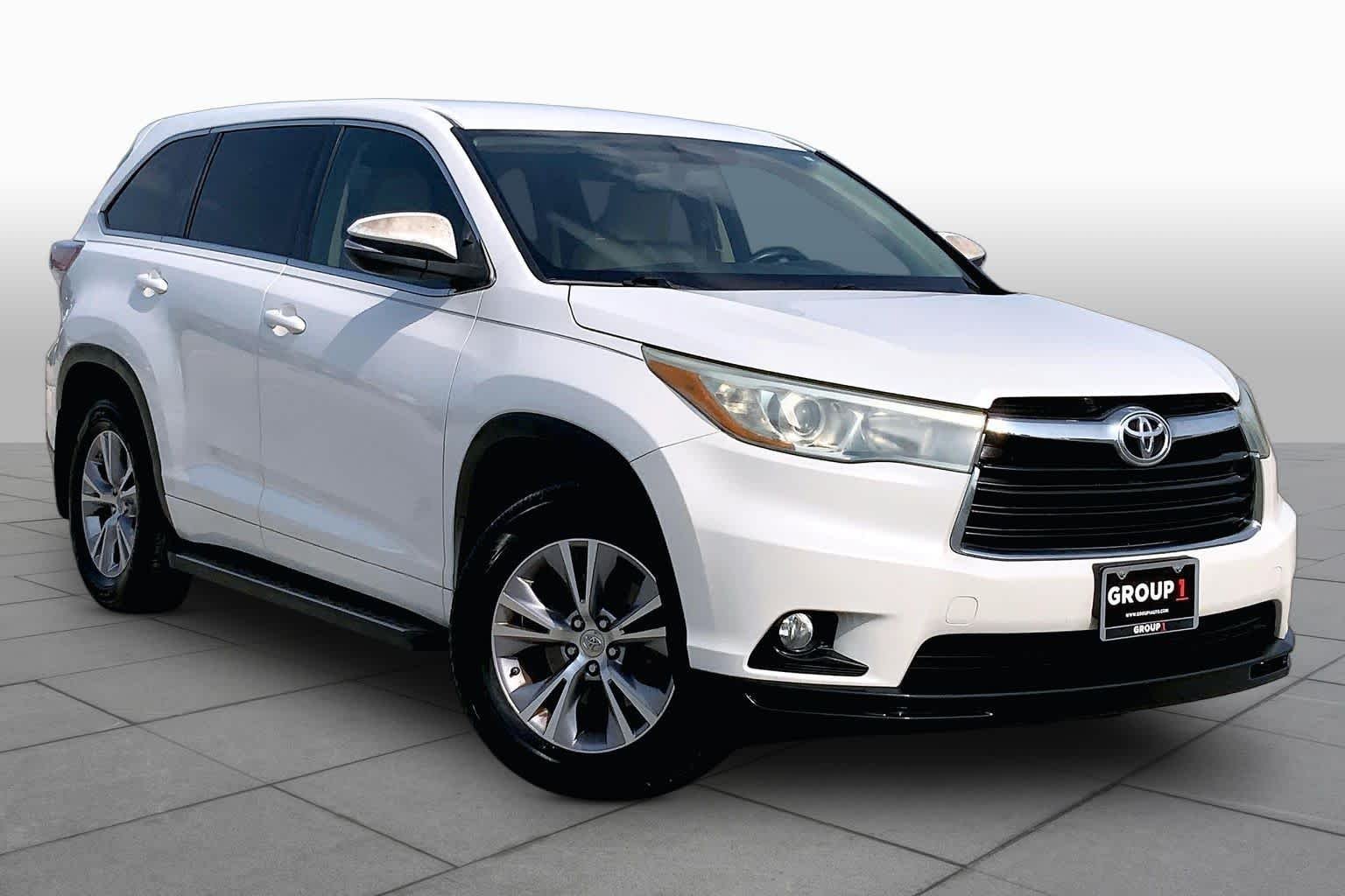 Used 2015 Blizzard Pearl Toyota LE Plus image 3