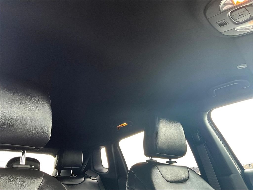 Used 2022 Gray Jeep Latitude image 22