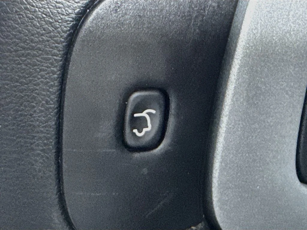 Used 2016 Gray Jeep Limited image 33