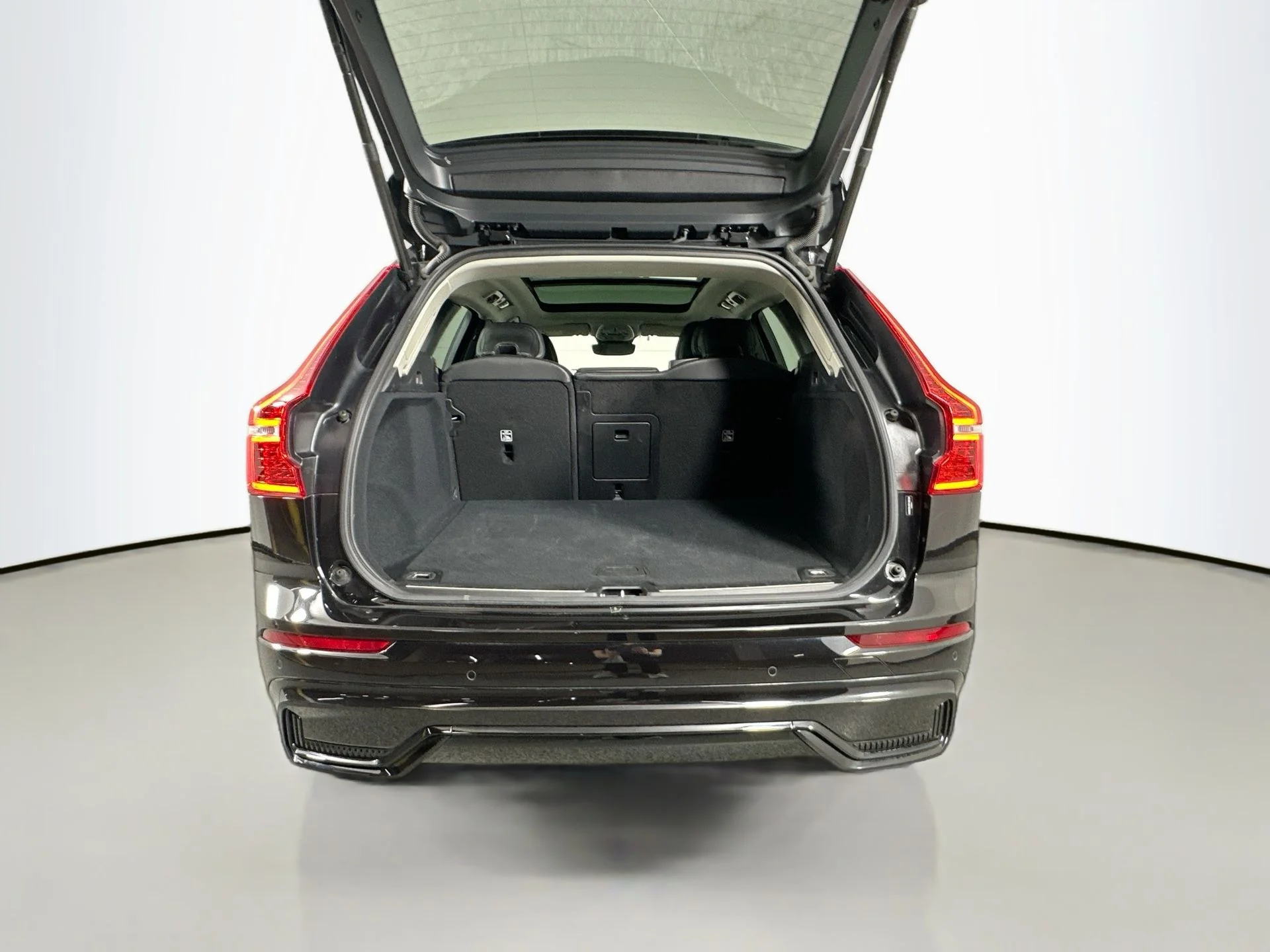 Used 2025 Onyx Black Volvo Core image 27