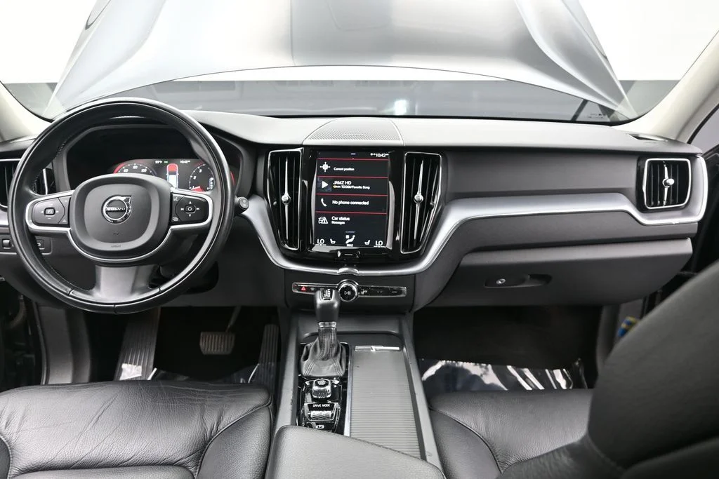 Used 2020 Onyx Black Metallic Volvo T6 Momentum image 30