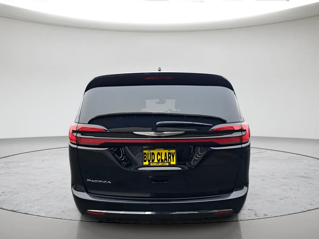 New 2026 Diamond Black Crystal Pearl-Coat Exterior Paint Chrysler Select image 4