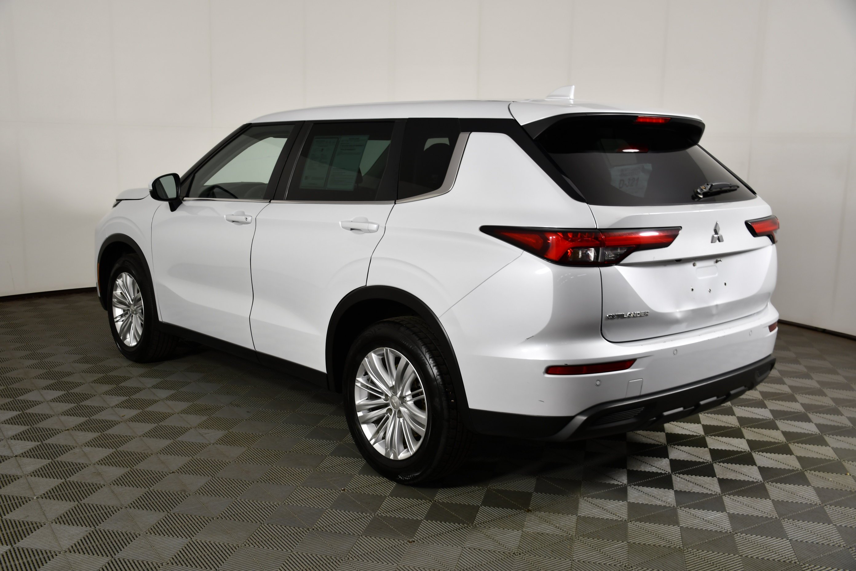 2023 Mitsubishi Outlander ES - Photo 8