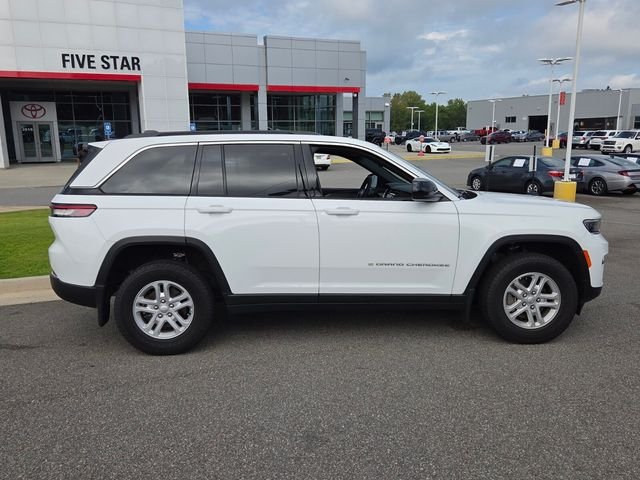 Used 2025 White Jeep Laredo image 12