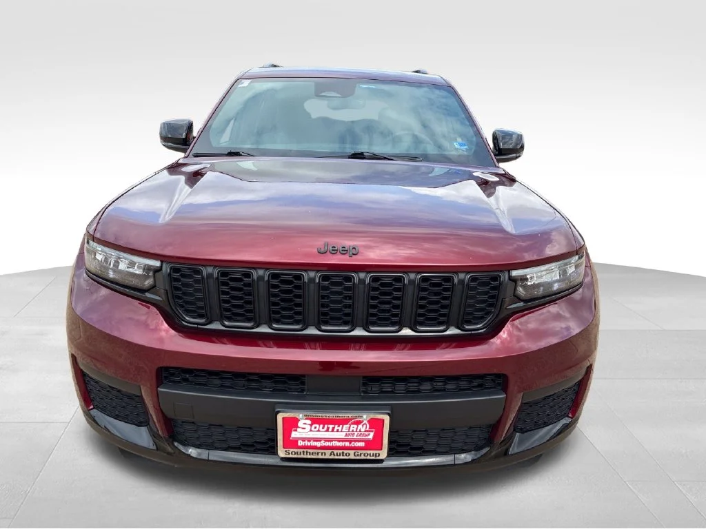 Used 2024 Red Jeep Altitude image 9