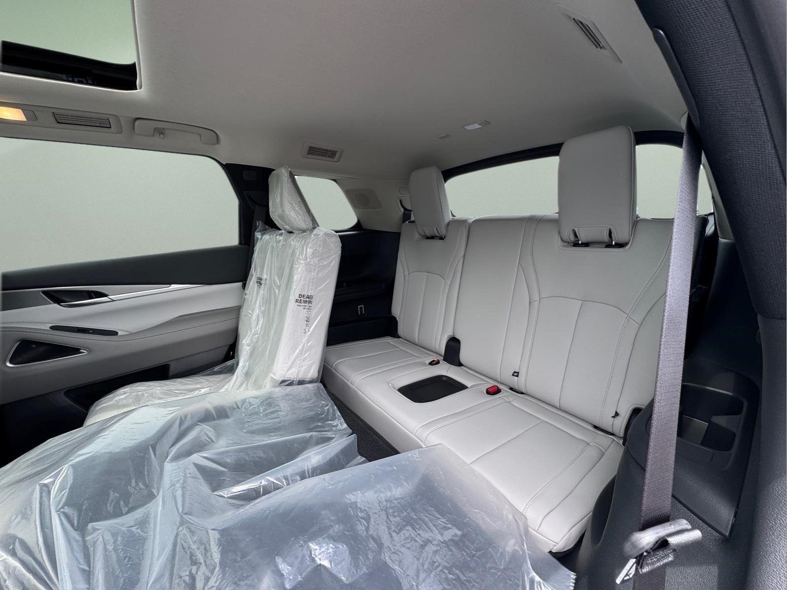 New 2027 RADIANT WHITE INFINITI Luxe AWD image 15