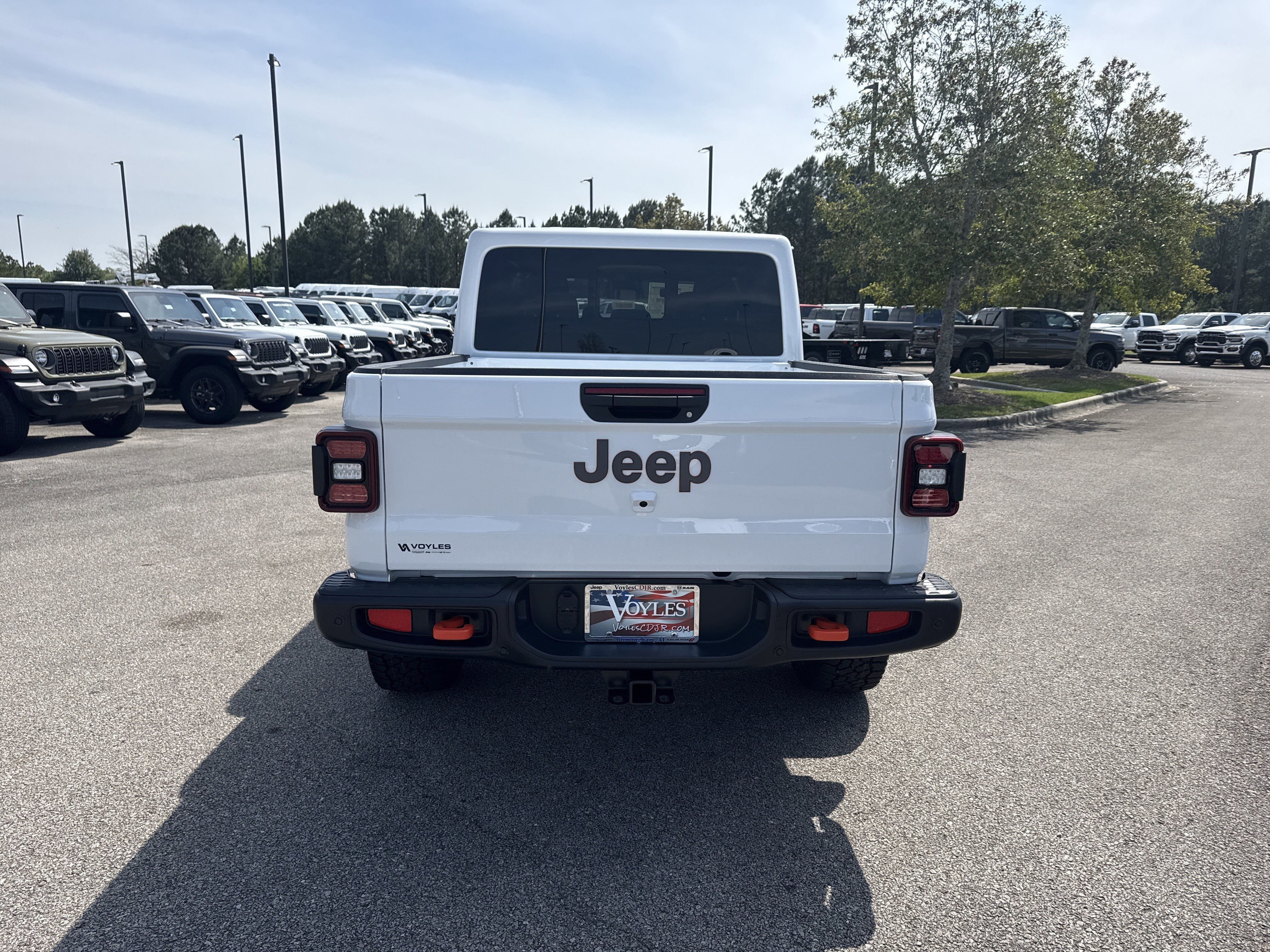New 2026 Bright White Clear-Coat Exterior Paint Jeep Mojave X image 6