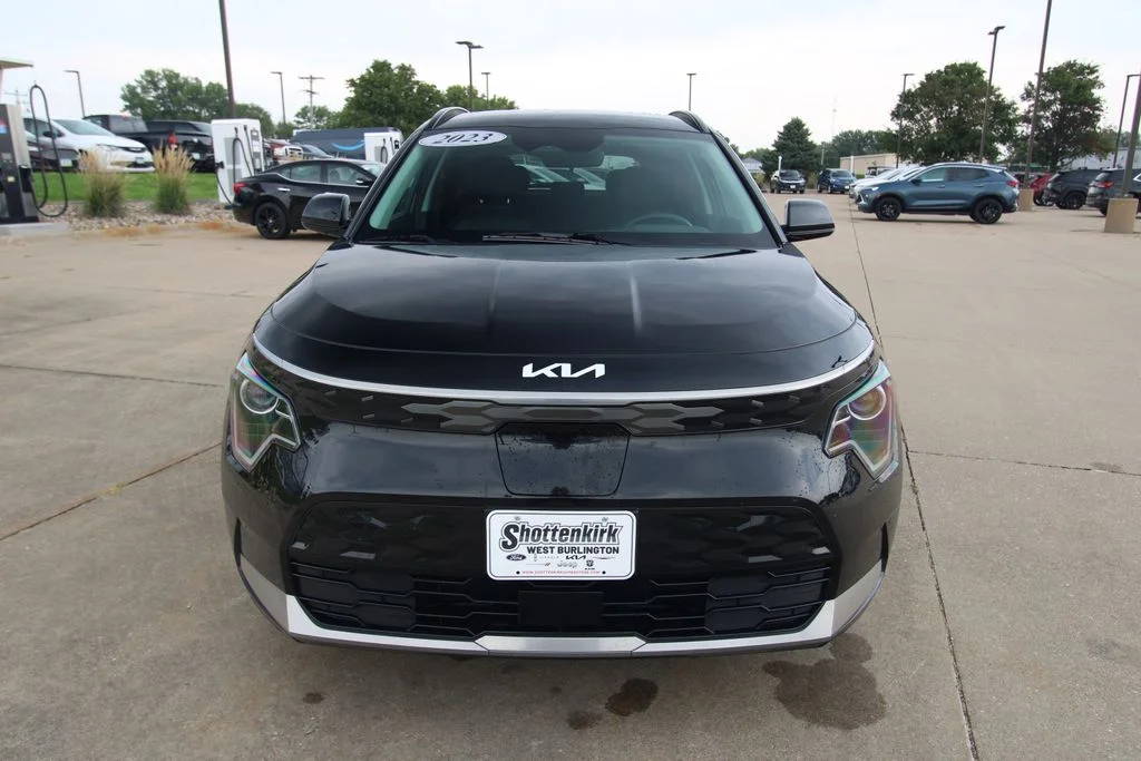 Used 2023 Black Kia Wind image 2