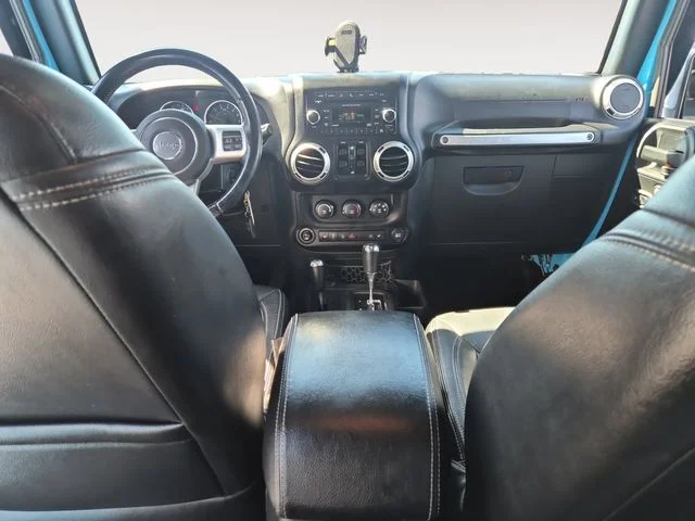 Used 2017  Jeep Unlimited Sahara image 10