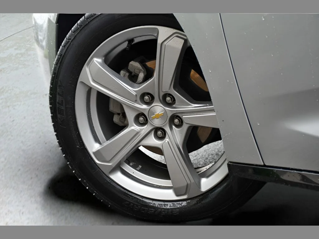 Used 2018 Silver Ice Metallic Chevrolet LT image 13