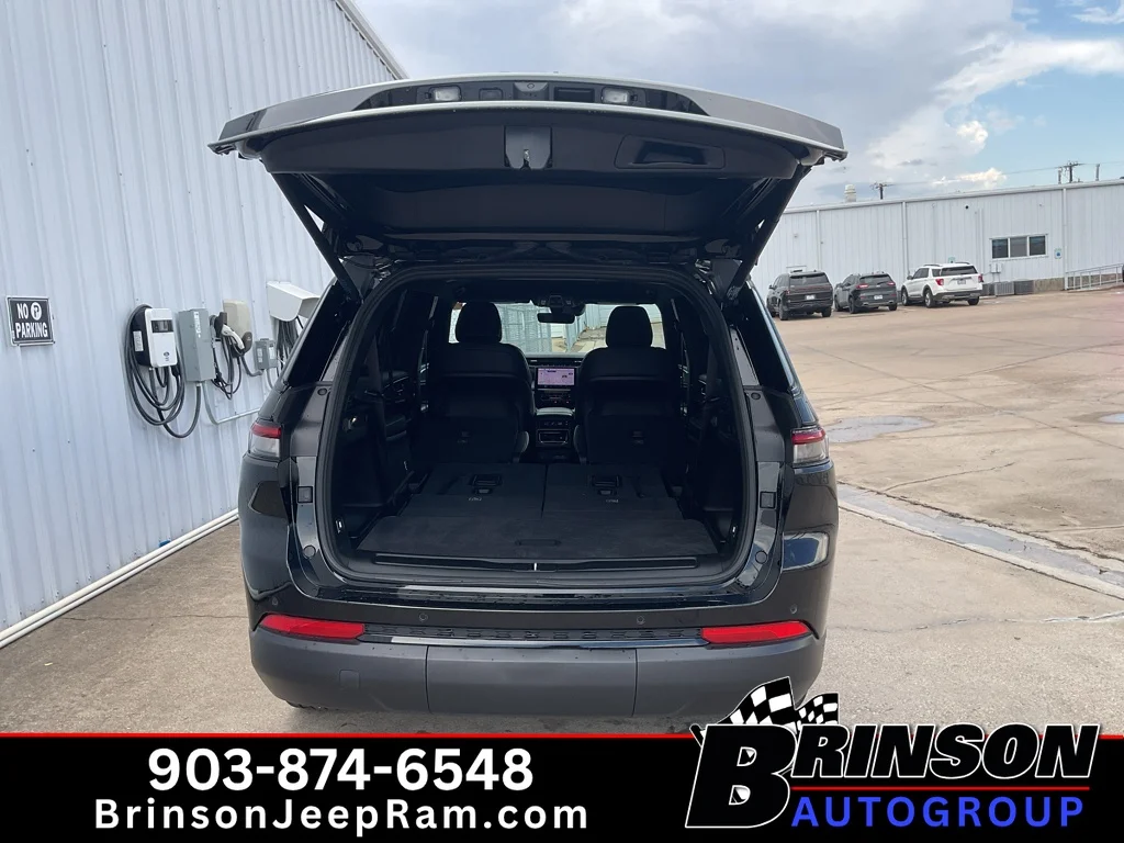 Used 2025 Diamond Black Crystal Pearlcoat Jeep Limited image 12