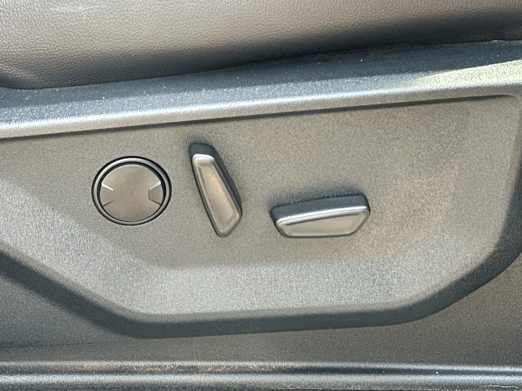 Used 2025 Oxford White Ford LARIAT image 34