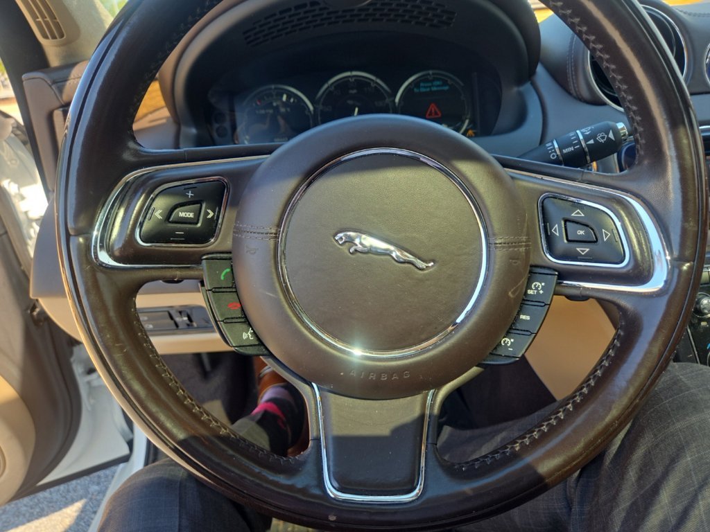 Used 2013  Jaguar XJL Portfolio image 4